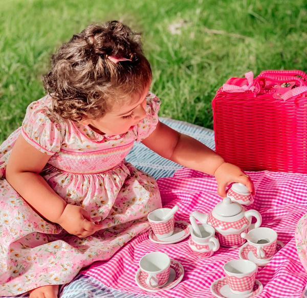 KOSZ PIKNIKOWY Dla Dzieci – Porcelanowy Serwis + Obrus 22 el. Różowy