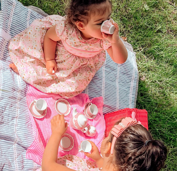 KOSZ PIKNIKOWY Dla Dzieci – Porcelanowy Serwis + Obrus 22 el. Różowy